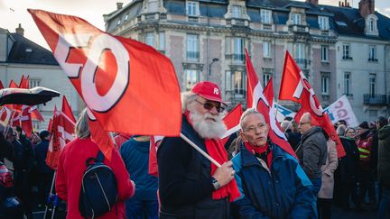 Des manifestants brandissent des drapeaux du syndicat Force ouvrière, lors d'une manifestation contre la réforme des retraites en mars 2020 à Tours. Photo d'illustration. (THIBAULT JANDOT / HANS LUCAS)