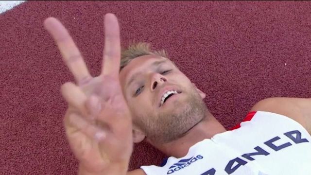 Après un 1 500 mètres bouclé en dixième position avec un chrono de 4 minutes 41 secondes et 44 centièmes, Kevin Mayer est sacré champion du monde du décathlon des Mondiaux d'Eugene. Le Français décroche son deuxième titre planétaire après celui de Londres en 2017. L'athlète de 30 ans totalise 8 816 points après les dix épreuves et apporte à la délégation tricolore sa première breloque. Pierce Lepage et Zachery Ziemek complètent le podium.