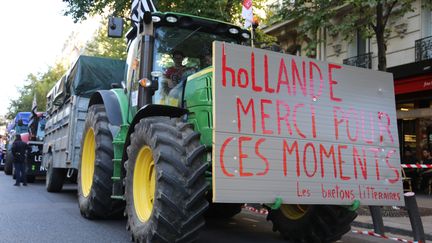 Sur ce tracteur, ce slogan en allusion au best-seller de Val&eacute;rie Trierweiler : "Hollande, merci pour ces moments". (CITIZENSIDE/ANTHONY DEPERRAZ / AFP)