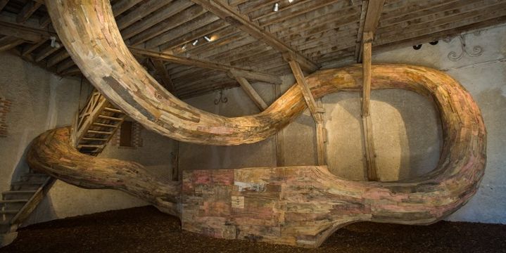 Oeuvre de l'artiste Henrique Oliveira au  Festival des Jardins de Chaumont-sur-Loire.
 (AFP)