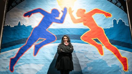 L'illustratrice franco-iranienne Marjane Satrapi, devant la tapisserie réalisée pour les JO Paris 2024 au Mobilier national, le 12 mars 2024. (BERTRAND GUAY / AFP)