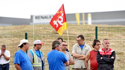 Les salariés de l'équipementier automobile creusois GM&amp;S, bloquent, le 19 juillet, la plateforme Renault-Villeroy, dans l'Yonne. (MAXPPP)