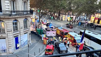 Les secours interviennent sur les lieux où un cycliste a été écrasé par un automobiliste, boulevard Malesherbes, dans le 8e arrondissement de Paris, le 15 octobre 2024. (VERONIQUE LAGARDE / AFP)