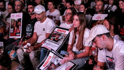 Des manifestants à Tel-Aviv, pour réclamer la libération des otages retenus par le Hamas. (AHMAD GHARABLI / AFP)