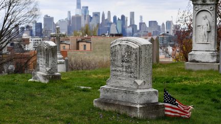 Un cimetière de New York, l'épicentre de l'épidémie de Covid-19 aux Etats-Unis, le 10 avril 2020. (ANGELA WEISS / AFP)