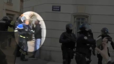 Capture d'écra d'une vidéo amateur montrant le commandant Didier Andrieux frapper un homme en marge d'une manifestation des "gilets jaunes", samedi 5 janvier 2019 à Toulon (Var). (FRANCE 2)