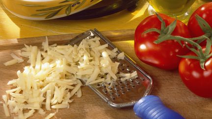 Le camembert râpé a une texture similaire à celle du gruyère râpé (photo d'illustration). (FABRICE SUBIROS / AFP)