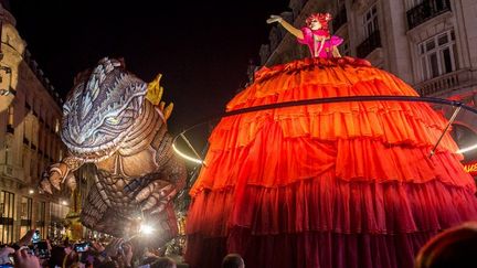 Poupées géantes vêtues de robes crinolines démesurées, gigantesque Godzilla gonflable... de quoi époustoufler les 30 000 spectateurs de cette Grande parade !
 (PHILIPPE HUGUEN / AFP)