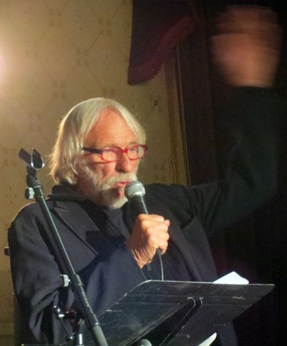 Pierre Richard en plein récit de ses souvenirs musicaux...
 (Annie Yanbékian)