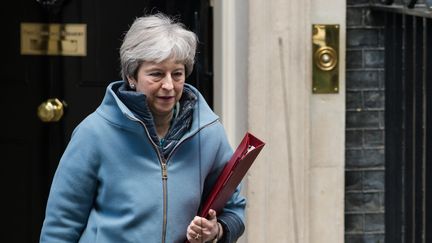 La Première ministre Theresa May&nbsp;sort de son domicile au&nbsp;10 Downing Street, le 25 mars 2019 à Londres (Royaume-Uni).&nbsp; (WIKTOR SZYMANOWICZ / NURPHOTO / AFP)