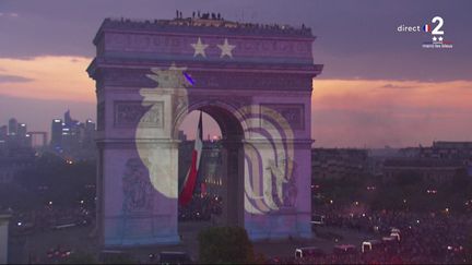 L'arc de Triomphe illuminé aux couleurs des Bleus, le 15 juillet 2018, après la victoire de l'équipe de France en finale de la Coupe du monde. (FRANCE 2)