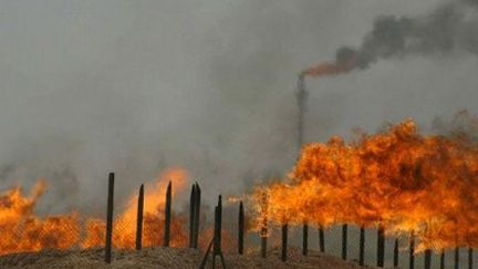 Des gaz en train de brûler sur un champ pétrolier près de Kirkouk, à 225 km de Bagdad dans le nord de l'Irak, le 30 juin 2009.  (AFP - Marwan Ibrahim)