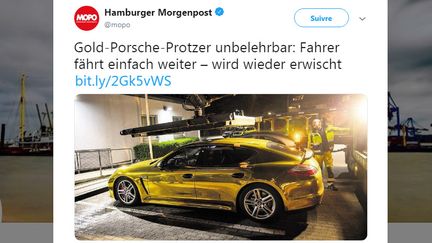 Une Porsche recouverte de feuilles d'or a été saisie par la police d'Hambourg (Allemagne) car elle risquait d'éblouir les autres conducteurs et représentait donc un danger. (HAMBURGER MORGENPOST / TWITTER)