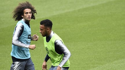 Mattéo Guendouzi et Corentin Tolisso lors d'un rassemblement des Bleus en septembre 2019, dans le cadre des éliminatoires pour l'Euro 2020.&nbsp; (STEPHANE DE SAKUTIN / AFP)