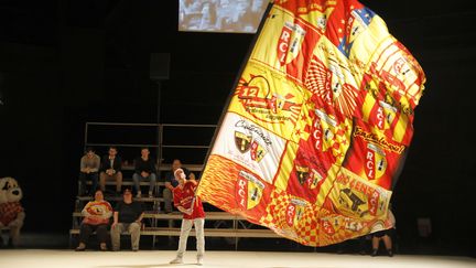 Les supporters du RC Lens sont sur la scène du théâtre de la Colline, à Paris, jusqu'au 7 octobre. (PASCAL VICTOR / ARTCOMPRESS)