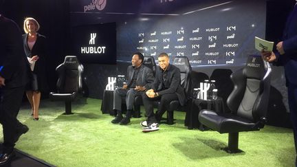 Pelé et Kyilan Mbappé à l'hôtel Lutetia, à Paris, le 2 avril 2019. (NICOLAS FAVREAU/RADIOFRANCE)