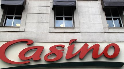 Une enseigne d'un supermarch&eacute; Casino &agrave; pari le 28 juillet 2010.&nbsp; (ERIC PIERMONT/AFP)