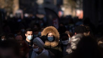 Des personnes portant un masque marchent dans la rue, le 9 janvier 2021 à Rennes. (LOIC VENANCE / AFP)