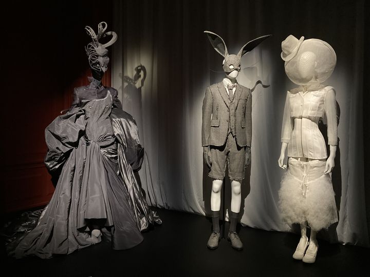 L'exposition "Stephen Jones, chapeaux d'artiste" au Palais Galliera : tenues Thom Browne accessoirisées par Stephen Jones, le 17 octobre 2024. (CORINNE JEAMMET)