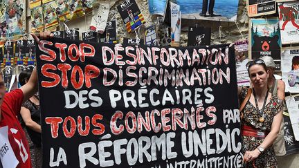 Des intermittents du spectacle manifestent pendant le festival d'Avignon, le 19 juillet 2014. (ANNE-CHRISTINE POUJOULAT / AFP)