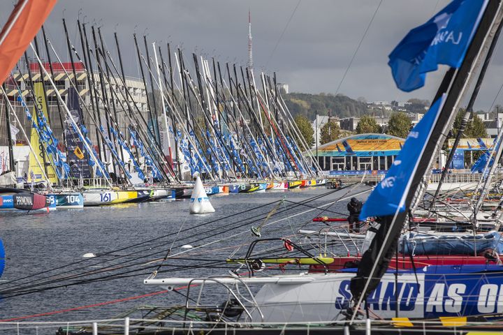 Les bateaux de la Transat Jacques-Vabre alignés dans le bassin Paul-Vatine au Havre (Seine-Maritime), le 20 octobre 2023. (QUENTIN DEHAIS / MAXPPP)