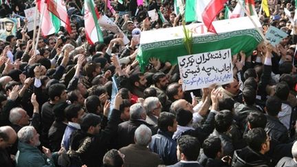 Des Iraniens portent le cercueil d'un étudiant, Sanee Zhaleh, tué lors de la manifestation de lundi à Téhéran (AFP)