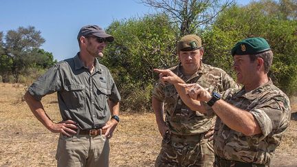 une ONG qui gère plusieurs parcs du Malawi, s’entretient avec des soldats britanniques. Très satisfait de leur aide, il espère lancer bientôt un projet de drone qui, dit-il, va faire entrer la lutte contre le braconnage dans une nouvelle ère. «Nous sommes devenus beaucoup plus professionnels dans notre combat contre les trafiquants. (…) La contrebande recule de façon spectaculaire.»  (Amos Gumulira / AFP)