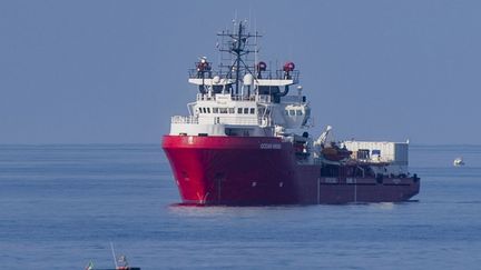 L'Ocean Viking, le navire de l'ONG SOS Méditerranée, photographié au large de l'île de Lampedusa, le 15 septembre 2019. Bloqué à Marseille en raison de l'épidémie de coronavirus, il reprend la mer pour l'été 2020. (ALESSANDRO SERRANO / AFP)