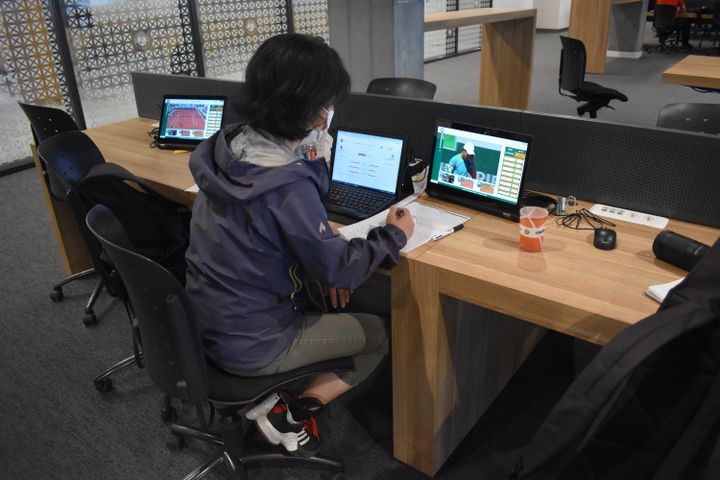 La journaliste&nbsp;Uchida Akatsuki, au travail dans le centre de presse de Roland-Garros, regrette la décision de Naomi Osaka.&nbsp; (Hortense Leblanc)