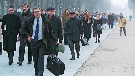 La marche, l'une des solutions pour continuer de travailler et de vivre pendant la grève des transports. Des Parisiens lors d'une grève en 2001 avenue des Champs-Elysées. (MAXPPP)