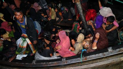 Des réfugiés rohingyas secourus par la marine indonésienne dans les eaux de Bireuen, le 31 décembre 2021. (CHAIDEER MAHYUDDIN / AFP)