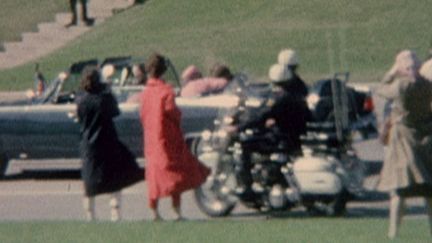 Photogramme du film super 8 tourné par Abraham Zapruder lors de l'assassinat de John Fitzgerald Kennedy, le 22 novembre 1963, à Dallas, montrant Jacky Kennedy se penchant sur son mari juste après l'impact de la balle qui lui fut fatal.
 (/AP/SIPA )