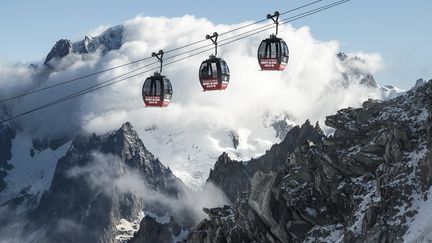 Le téléphérique de la Vallée Blanche, dans le massif du Mont Blanc à Chamonix (Haute-Savoie), le 6 août 2021. (MARCO BERTORELLO / AFP)