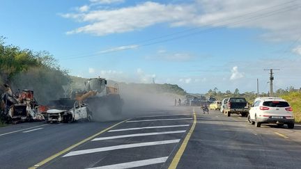 Les forces de l'ordre multiplient les opérations de déblaiement pour dégager la RT1, l'axe principal qui dessert la Grande-Terre du Nord au Sud, en Nouvelle Calédonie, le 31 mai 2024. (ERIC AUDRA / RADIO FRANCE)