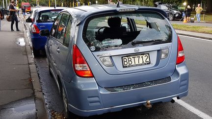 Une voiture non loin d'une des deux mosquées attaquées à Christchurch (Nouvelle-Zélande), le 15 mars 2019. (FLYNN FOLEY / AFP)