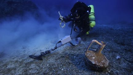 Un archéologue fouille l'épave&nbsp;d'Anticythère, le 9 octobre 2014, dans la mer Egée, à mi-chemin entre le Péloponnèse et la Crète. (MAXPPP)