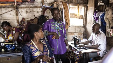 Pour gagner sa vie, Sheku Turay travaille comme tailleur dans un atelier de Kamayama, dans la banlieue de Freetown. Il dit n'avoir jamais reçu d'aide du gouvernement ou d'une ONG et déclare fièrement à l’AFP ne dépendre "de personne pour sa survie, contrairement à d'autres handicapés qui mendient dans la rue". Grâce à ses économies, il espère pouvoir ouvrir sa propre boutique. (JOHN WESSELS / AFP)