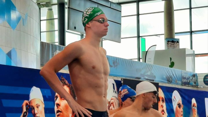 Léon Marchand à l'entraînement à Chartres la veille du début des championnats de France où il ambitionne de se qualifier pour les JO sur quatre épreuves. (JEROME VAL / RADIOFRANCE)