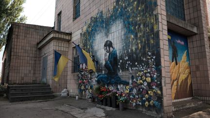 Une œuvre d'art murale en hommage aux victimes du massacre de Boutcha en Ukraine, le 18 août 2024. (HIROTO SEKIGUCHI / YOMIURI / VIA AFP)