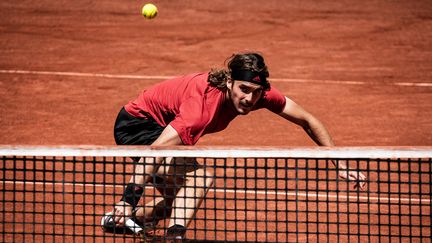 Stéfanos Tsitsipas s'offre un billet pour la finale du tournoi de Lyon contre l'Italien Lorenzo Musetti le 22 mai 2021. (JEFF PACHOUD / AFP)