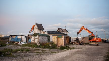 Destructions en cours sur le site de l'ancienne "jungle" de Calais, en novembre 2016 (JULIEN PITINOME / ANADOLU AGENCY)