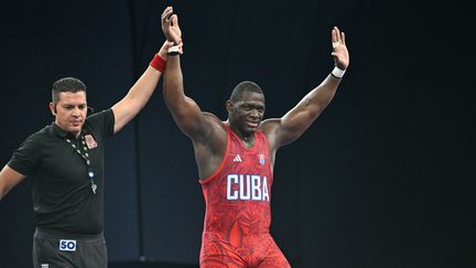 Le lutteur Mijain Lopez est annoncé vainqueur de la finale des Jeux olympiques de Paris, le 6 août 2024 à l'Arena Champs-de-Mars. (AFP)