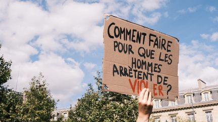 Une pancarte lors d'un rassemblement féministe en soutien à Gisèle Pelicot, à Paris, le 14 septembre 2024. (ANNA MARGUERITAT / AFP)