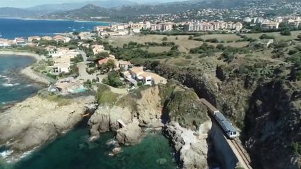 Une équipe de France 3 est partie&nbsp;en Corse, à la découverte d'un petit train qui vaut le détour.&nbsp; (CAPTURE D'ÉCRAN FRANCE 3)