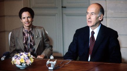 Le pr&eacute;sident de la R&eacute;publique Val&eacute;ry Giscard d'Estaing annonce le 3 mars 1981 &agrave; Paris, sous le regard de sa femme Anne-Aymone, sa candidature pour un deuxi&egrave;me septennat. (JEAN-CLAUDE DELMAS / AFP)