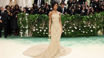 La chanteuse Tyla portait une robe sable spectaculaire de Balmain.  C'est une référence aux sables du temps. 