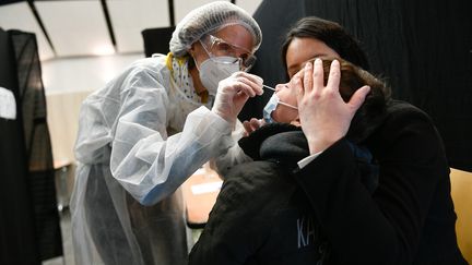 19 janvier 2022. Centre de dépistage du Covid-19 de Montaigu en Vendée, avec des tests PCR et antigéniques réalisés par des volontaires avec des plaquettes d'autotest. Le nombre de cas positifs sur les enfants est important à cause du variant Omicron . (FRANCK DUBRAY / MAXPPP)