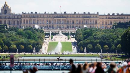 Le majestueux château de Versailles accueille les rois et reines du cross-country équestre le 28 juillet 2024. (LI YING / XINHUA / AFP)