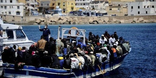 Arrivée d'un bateau de migrants sur la petite île italienne de Lampedusa, située entre les côtes africaines et la Sicile (avril 2011). (FILIPPO MONTEFORTE/AFP)