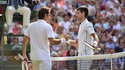 Roger Federer et Novak Djokovic après la finale de Wimbledon 2014